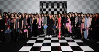 Copertina di Milano Fashion Week, Giorgio Armani invita i suoi dipendenti alla sfilata di Emporio: “Un riconoscimento per il lavoro fatto negli ultimi due anni”