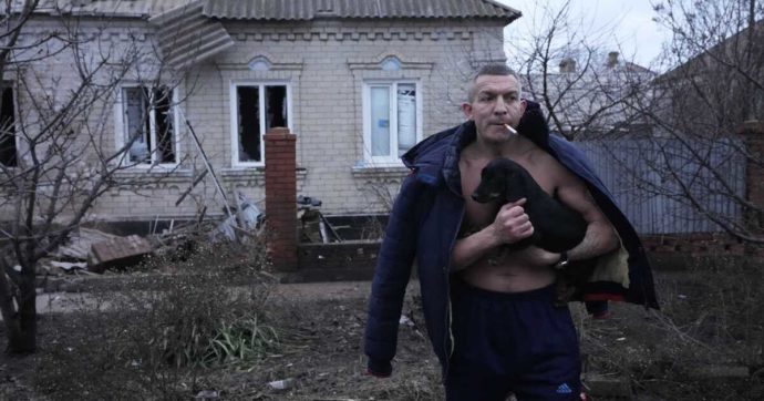 Copertina di 12 – Ucraina in fiamme: a Sumy i russi sparano sui civili