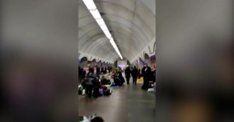 Ucraina, la testimonianza da Kiev: “Nascosti nella stazione della metro da più di 24 ore. Militari hanno dato armi ai cittadini per difendersi”