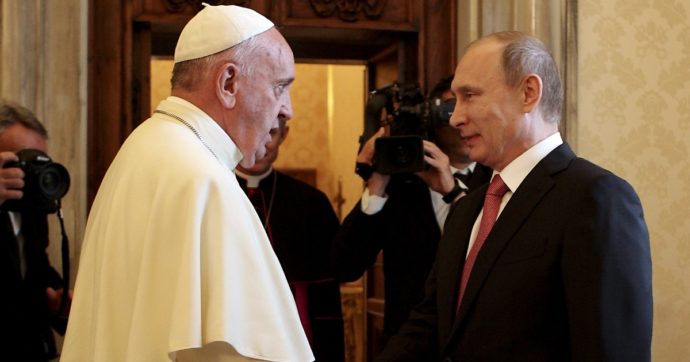 Papa Francesco annulla tutte le udienze e si presenta a sorpresa dall’ambasciatore russo per chiedere la fine dei bombardamenti