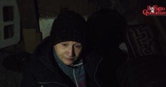 Copertina di Ucraina, dentro il rifugio di fortuna a pochi chilometri dal fronte: così una famiglia resiste nel villaggio evacuato. La video-testimonianza