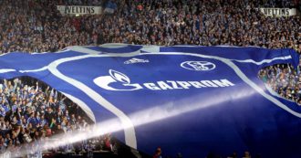 Copertina di Guerra Russia-Ucraina, la squadra tedesca dello Schalke 04 rompe con il main sponsor Gazprom: una partnership che valeva 9 milioni
