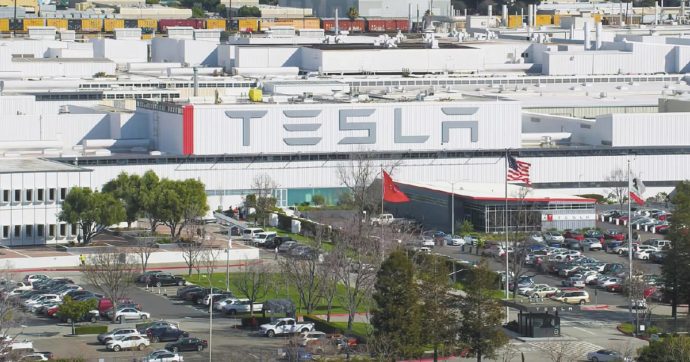 Copertina di Tesla multata perché “è inquinante”