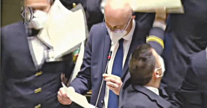 Aeroplanini, errori e veline: tutti sul parafulmine D’Incà