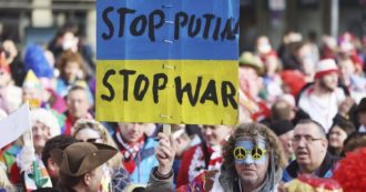 Guerra Russia-Ucraina, manifestazioni per la pace in tutto il mondo: da New Delhi a Sacramento sfilano bandiere gialle e blu
