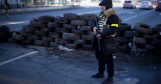 Copertina di Barricate, trincee e molotov: la “guerra urbana” di Kiev per resistere ai russi. “Via i cartelli stradali, disorientiamoli e vadano dritti all’inferno”