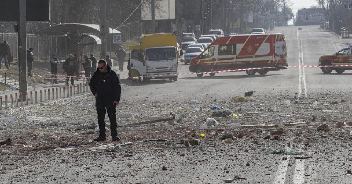 Guerra Russia-Ucraina, viaggio verso (e dentro) Kiev sotto assedio tra il treno-bersaglio al buio e il centro svuotato: “Resisteremo fino alla fine”