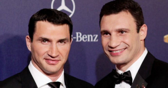 Vitali e Vladimir Klitschko, dall’olimpo della boxe alla difesa di Kiev: il sindaco e il soldato semplice, i gemelli simbolo dell’Ucraina