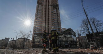 Copertina di 13 – Kiev resiste all’assalto. In strada si preparano le barricate