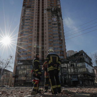 Copertina di 13 – Kiev resiste all’assalto. In strada si preparano le barricate