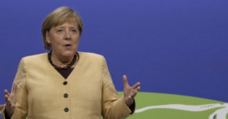 Copertina di Angela Merkel derubata al supermercato: stava facendo la spesa quando le hanno preso il borsellino