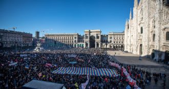 Milano, in migliaia al corteo contro la guerra in Ucraina. In piazza Duomo cartelli contro Putin e una gigantesca bandiera della pace