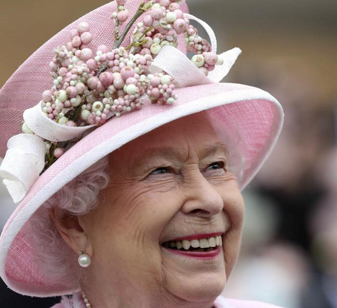 “Ecco come viene curata la regina Elisabetta”, la rivelazione dell’ex dottoressa di Corte