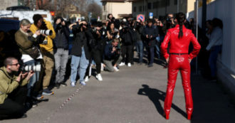 Copertina di Tananai, Chiara Ferragni e altri vip ma non solo: chi sono quelli che stanno fuori dalle location delle sfilate?