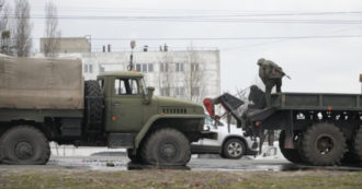 Copertina di Ucraina, troupe del Tg2 fermata da militari: giornalisti scambiati per infiltrati russi