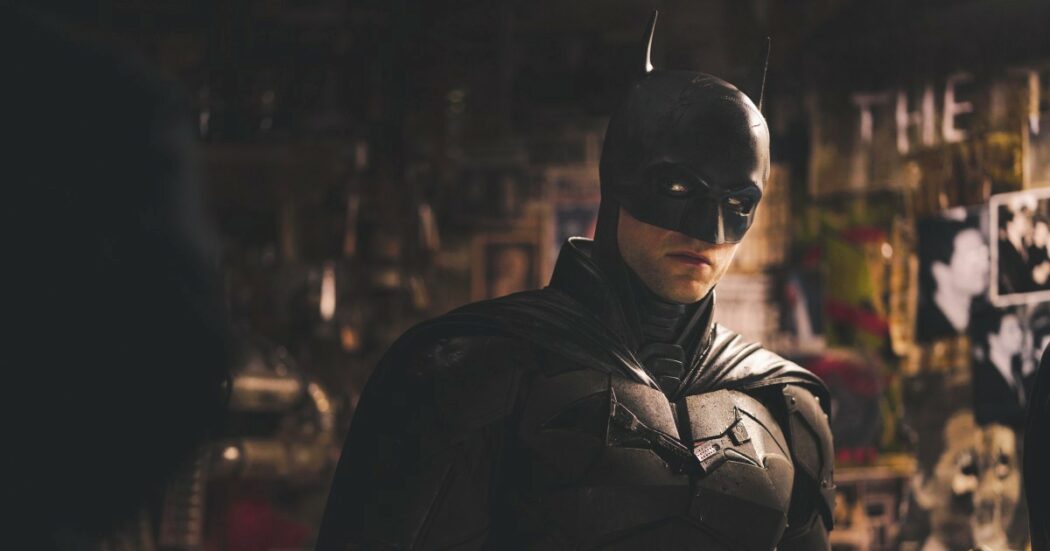 “Pronto, polizia? Sotto casa mia c’è Batman, sta scassinando un distributore di sigarette”: il (finto) supereroe arrestato dagli agenti