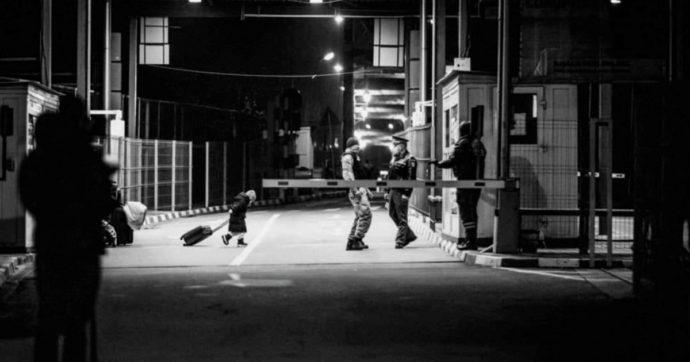 Sul ponte dei profughi solo donne e bambini