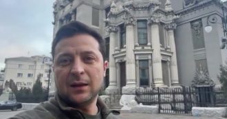 Guerra Russia-Ucraina, Zelensky pubblica un nuovo video da Kiev: “Non credete alle fake news, sono ancora qui. Continueremo a combattere”