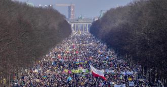 Copertina di Berlino, 500 mila persone sfilano per chiedere la pace: “Ucraina fronte della lotta globale per la democrazia”. Erano attese 20 mila persone
