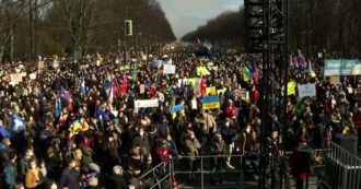 Berlino, una marea umana alla marcia per la pace in Ucraina: 500mila persone alla porta di Brandeburgo