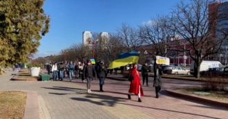 Guerra Russia-Ucraina, proteste a Minsk contro il coinvolgimento della Bielorussia. La leader dell’opposizione: “Non vogliono essere complici”