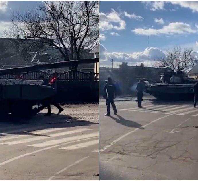 Guerra Russia-Ucraina, cittadini si inginocchiano in strada davanti ai carri armati di Mosca cercando di fermarli