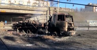 Copertina di Guerra Russia-Ucraina, armi russe distrutte e mezzi militari bruciati per le strade di Kiev
