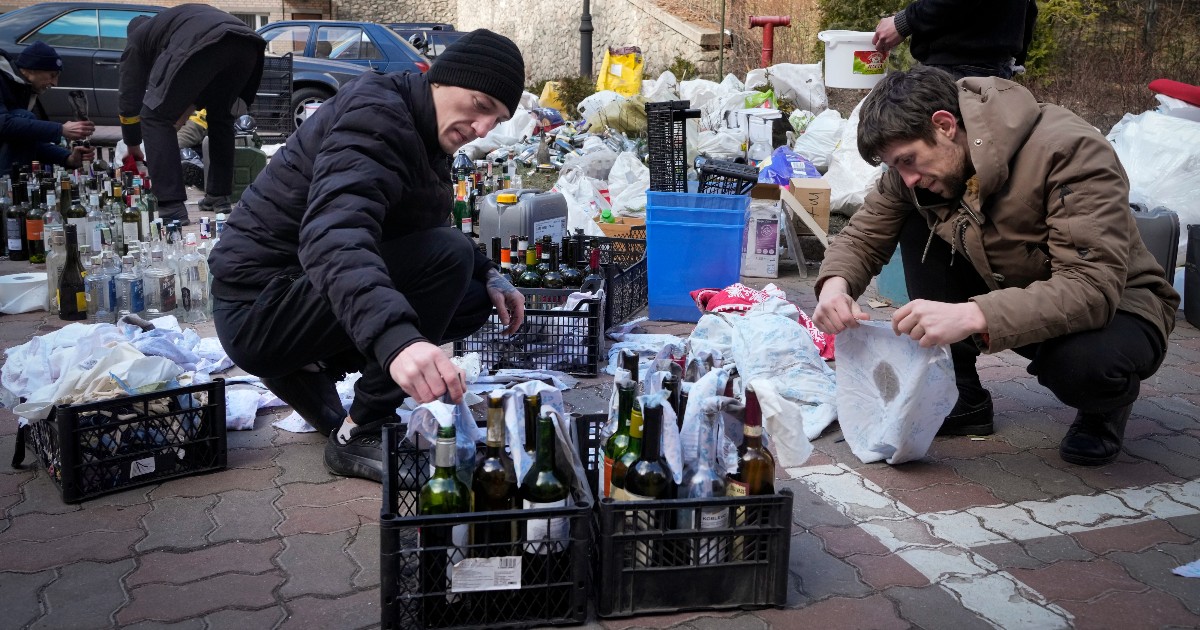 Kiev urban war: ex-accountants bring Molotov cocktails, armed patrols against Russian saboteurs.  ‘We must be ready’