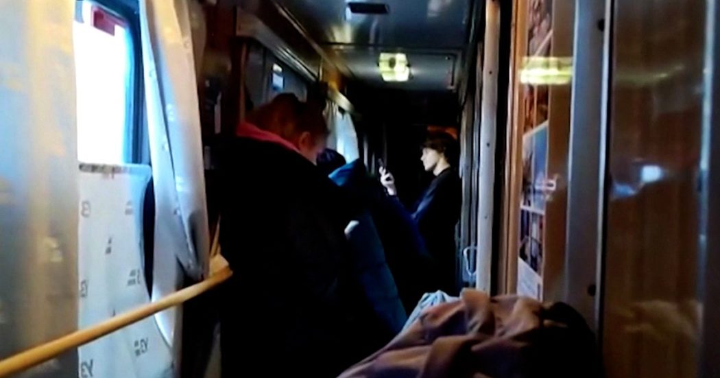 Guerra Russia-Ucraina, tra i cittadini in fuga sul treno diretto al confine: “Eravamo liberi a Kiev, le nostre vite sono state distrutte”