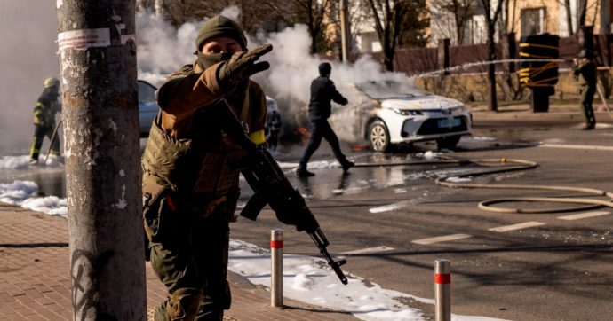 In Edicola sul Fatto Quotidiano del 27 Febbraio: L’Europa invia armi ma non molla sul gas. Guerra in Ucraina
