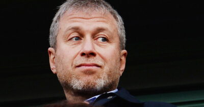 Copertina di Blitz nella sede di Deutsche Bank: “Sospetti di riciclaggio da parte di aziende di Abramovich”