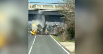 Copertina di Bologna, camion contro cavalcavia: l’incidente ripreso da un automobilista. Si forma la coda: un motociclista si schianta e muore