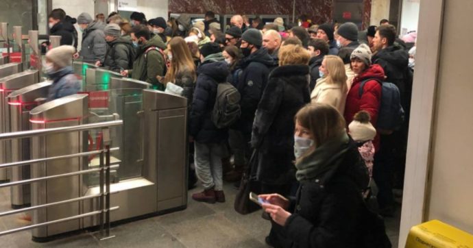 Mosca, lunghe code alle fermate della metro. Bloccati i pagamenti con i sistemi digitali: li gestisce la banca Vtb, colpita dalle sanzioni
