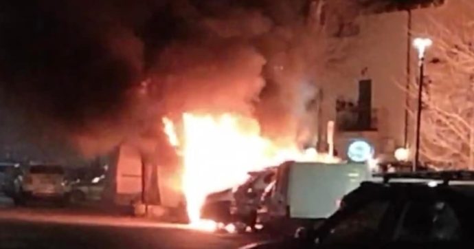 Incendiata l’auto di una giornalista del Tg1. “Atto intimidatorio che non ci fermerà”