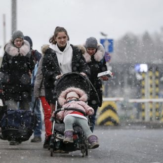 Copertina di 16 – Ucraina, donne e bimbi in fuga. Ma la Moldavia chiude il confine