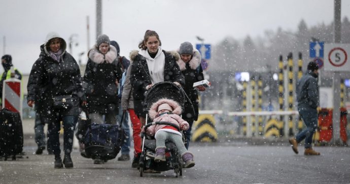 Copertina di 16 – Ucraina, donne e bimbi in fuga. Ma la Moldavia chiude il confine