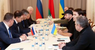 Copertina di Guerra Russia-Ucraina, dai ministri ai consiglieri fino agli uomini di partito: ecco chi c’era al tavolo dei negoziati