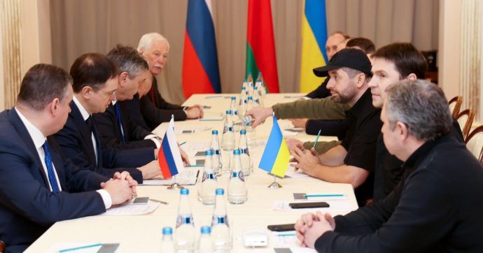 Guerra Russia-Ucraina, dai ministri ai consiglieri fino agli uomini di partito: ecco chi c’era al tavolo dei negoziati
