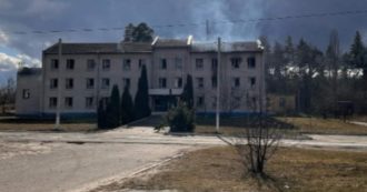 Copertina di Ucraina, un villaggio di 500 persone si rifugia nella cantina di una scuola: “Solo così siamo al sicuro. I soldati? Sono ceceni e bielorussi”