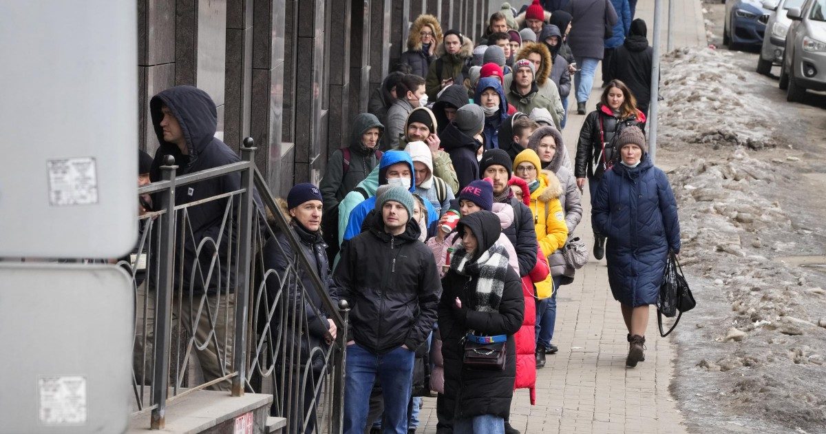Guerra Russia-Ucraina, Sberbank Europe “in fallimento”. Code ai bancomat, rublo al minimo storico. La Banca centrale russa: “Condizioni economiche cambiate drammaticamente”