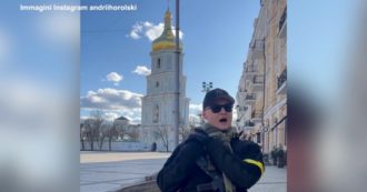 Copertina di Guerra Russia-Ucraina, il cantante Andriy Khlyvnyuk si arruola e canta in piazza a Kiev – Video