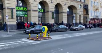 Copertina di Guerra Russia-Ucraina, code davanti ai pochi supermercati rimasti aperti a Kiev. In strada si fa lo slalom per evitare le barricate
