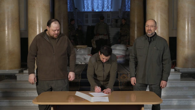 Guerra Russia-Ucraina, Zelensky firma la richiesta di adesione all’Unione europea. Ma Borrell frena: “Il tema ora non è in agenda”