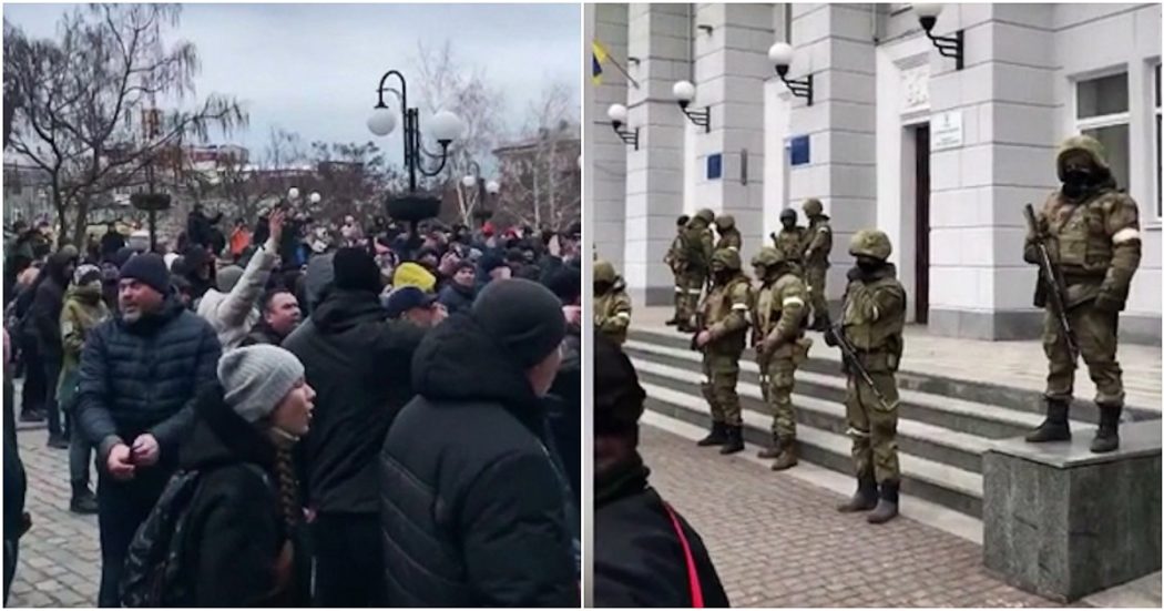 Guerra Russia-Ucraina, la folla grida contro l’esercito di Mosca nella città di Berdianisk: “Andate a casa”