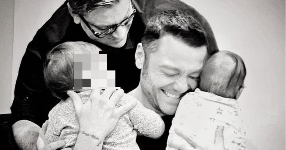 Tiziano Ferro annuncia: “Sono diventato papà. Voglio presentarvi queste due meraviglie”. La foto di famiglia con i due bimbi