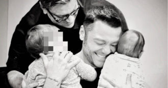 Copertina di Tiziano Ferro annuncia: “Sono diventato papà. Voglio presentarvi queste due meraviglie”. La foto di famiglia con i due bimbi