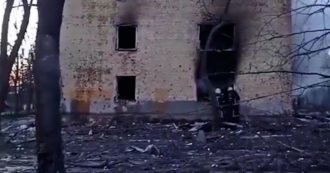 Guerra Russia-Ucraina, a Chernihiv bombe su un asilo nido, su un mercato e su alcuni abitazioni: le immagini degli edifici ridotti in macerie