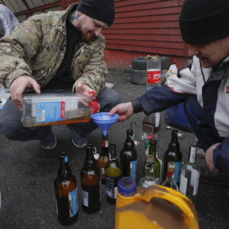 Copertina di 23 – Kiev, tutti in trincea (inclusi gli italiani).  Ma il cibo scarseggia