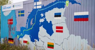 Copertina di Guerra Russia-Ucraina, il Nord Stream 2 perde pezzi: la società del gasdotto licenzia tutti i dipendenti. E i collaboratori mollano Schröder