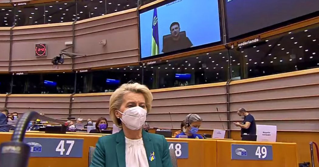 Zelensky davanti all’Ue: “Provate che state con noi”. Il Parlamento approva mozione: “Concedere all’Ucraina lo status di candidato”